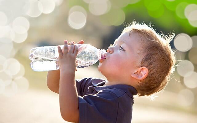 Kind trinkt Wasser