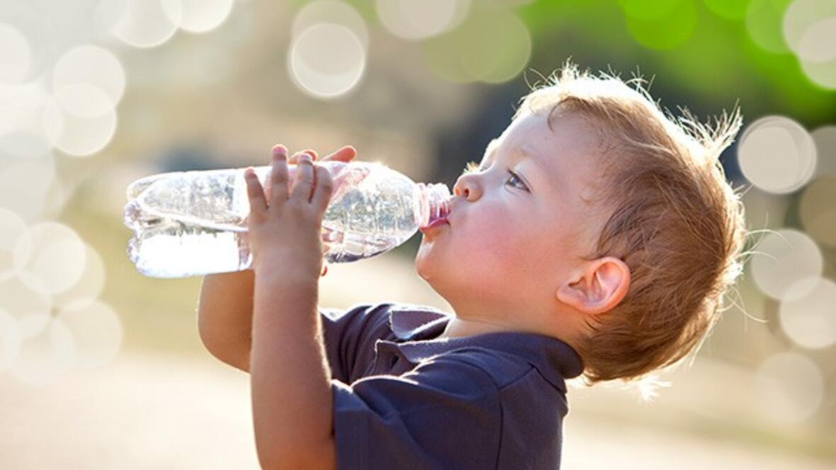 Kind trinkt Wasser
